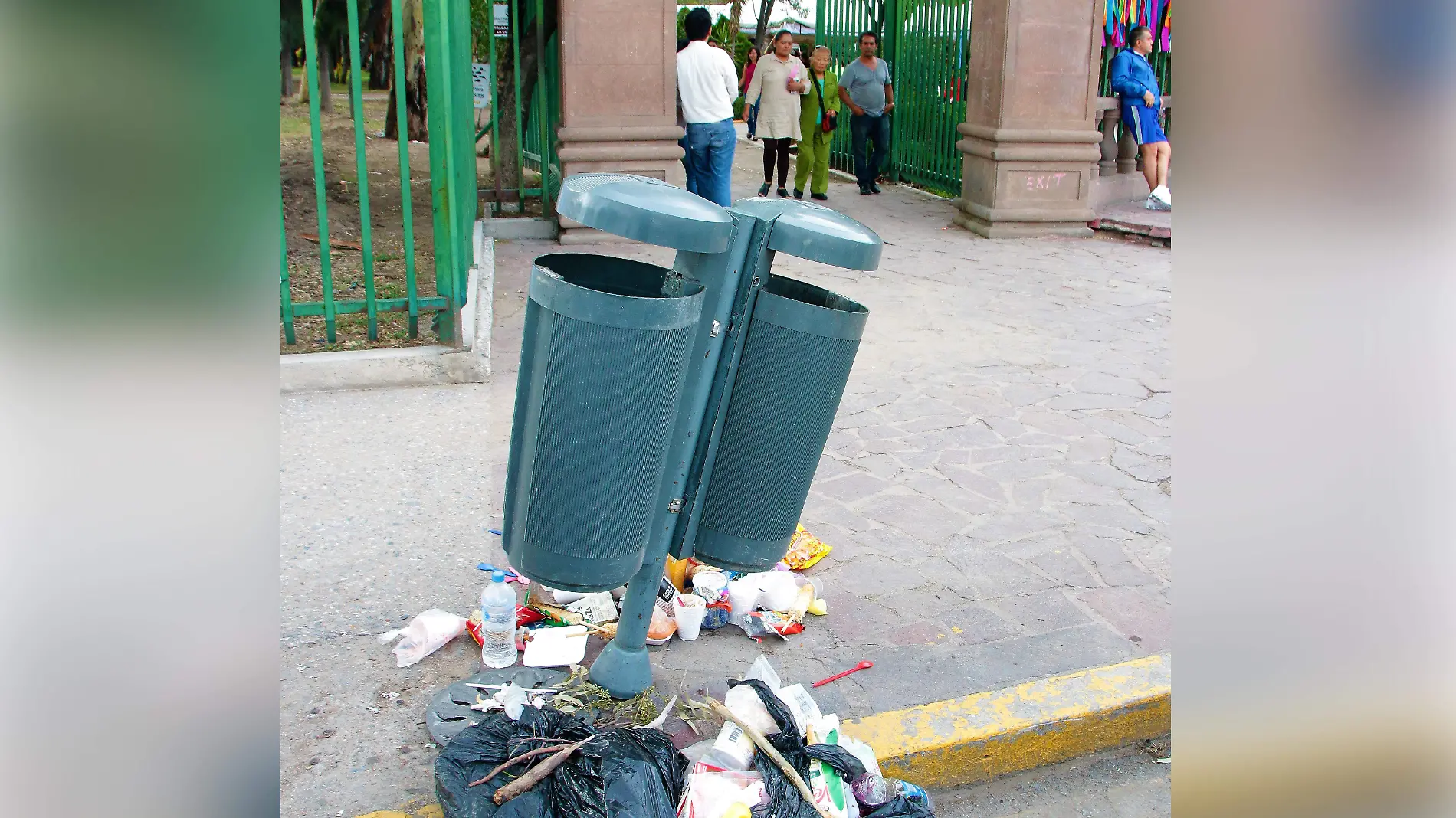 BASURA EN LOS ALRDEDORES DEL PARQUE DE MORALES.